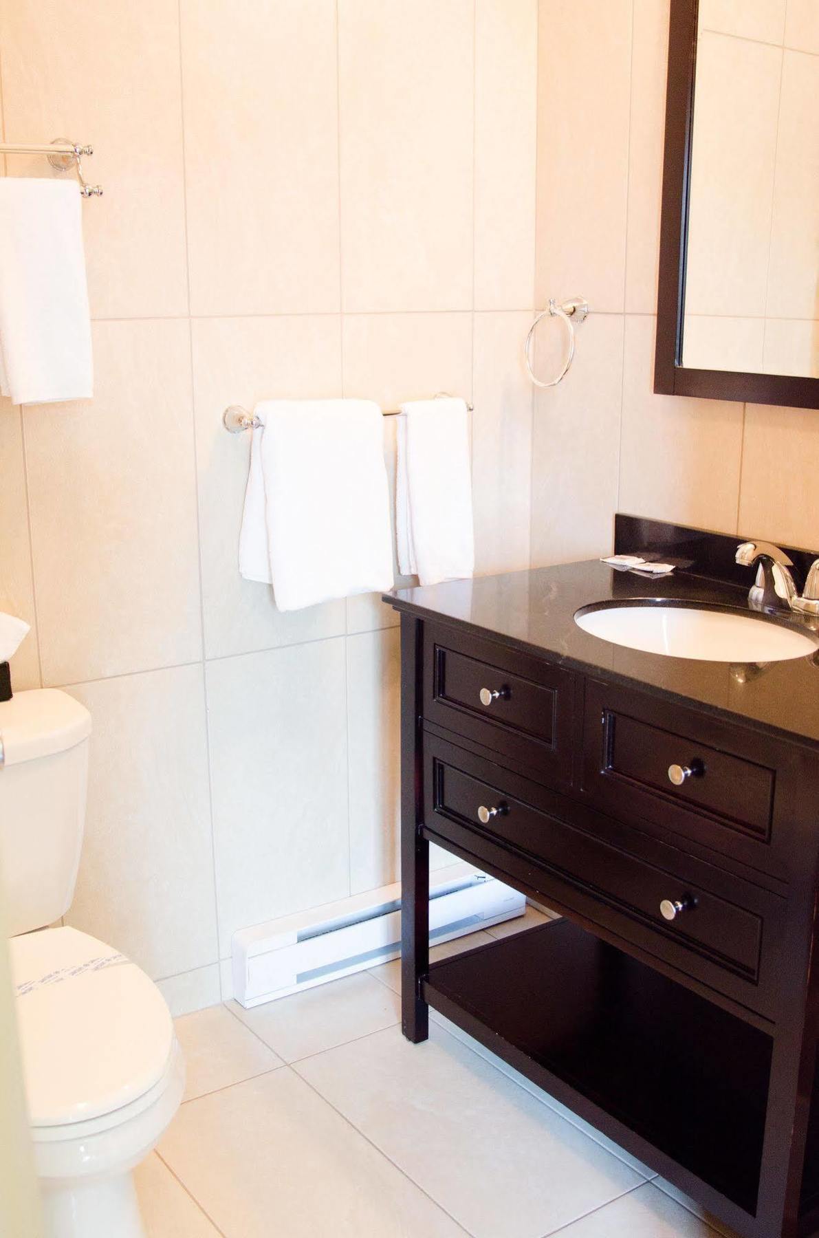 Hotel Econo-One Amos Екстер'єр фото