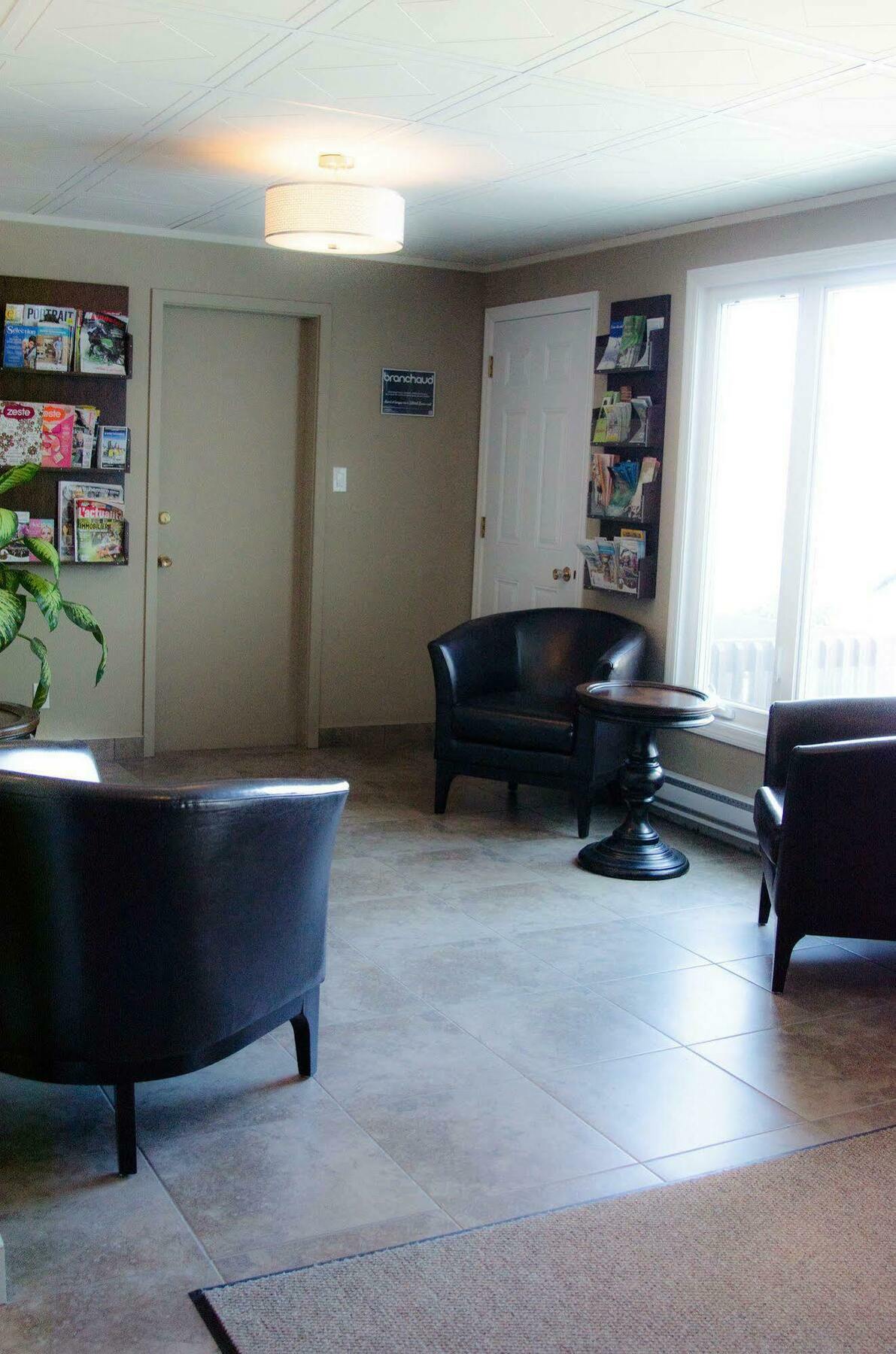 Hotel Econo-One Amos Екстер'єр фото