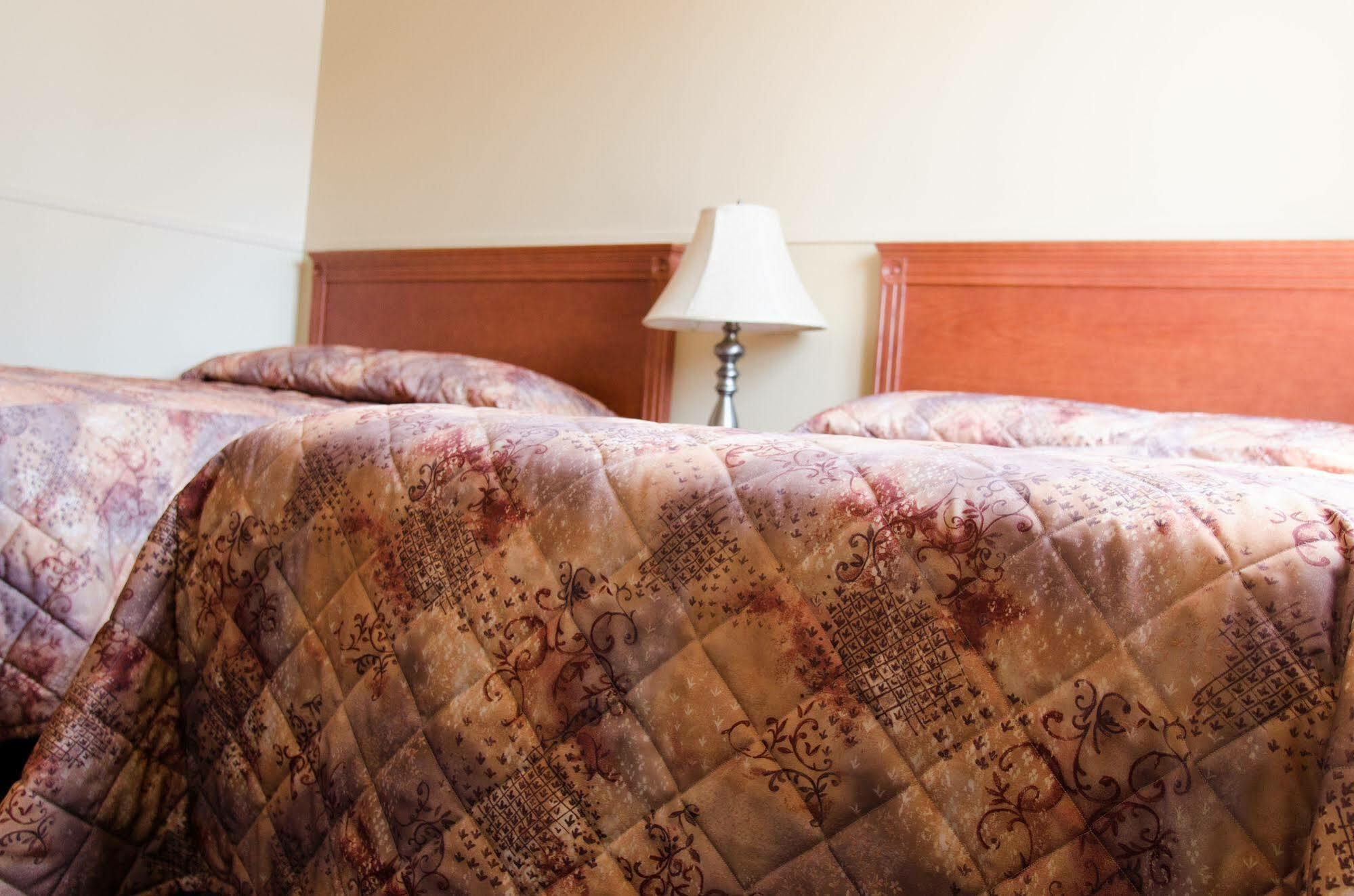 Hotel Econo-One Amos Екстер'єр фото